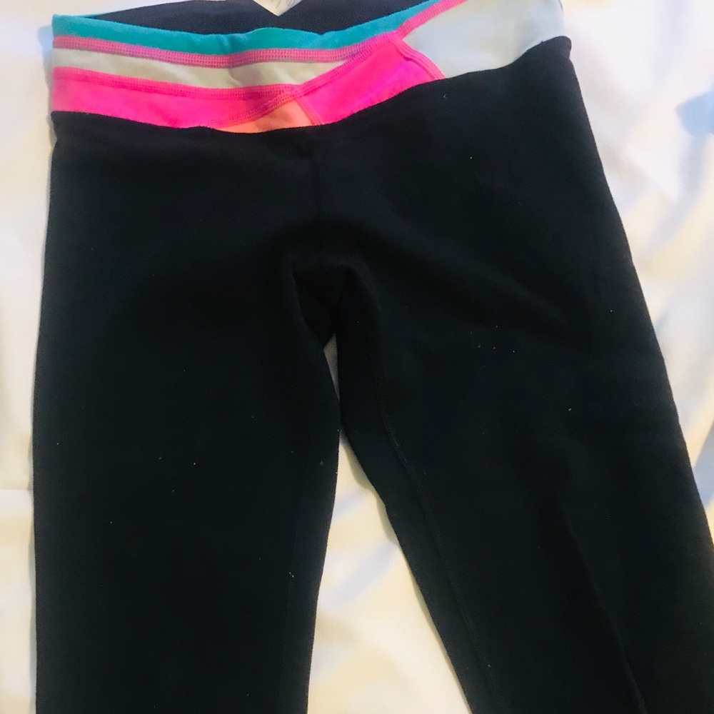 Ivivva yoga pant knee